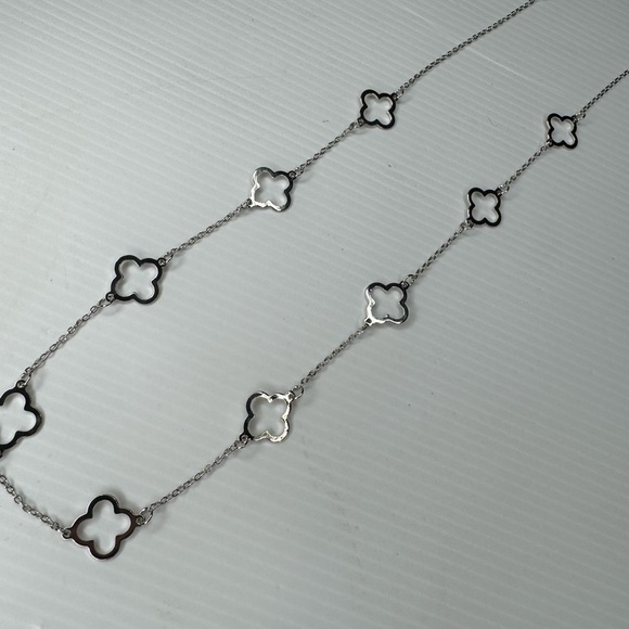 Elegant Silver Clover Floral Necklace - Picture 3 of 4